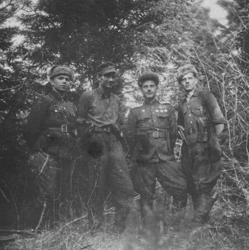 Четверо боевиков УПА в лесу. Львовская область, 1946 г.