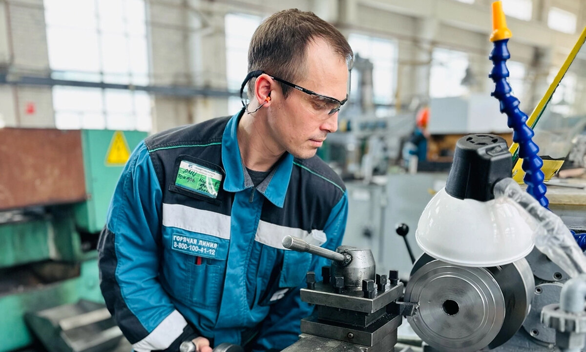 Токарь Игорь Королев / Фото Евгения Тюргашкина