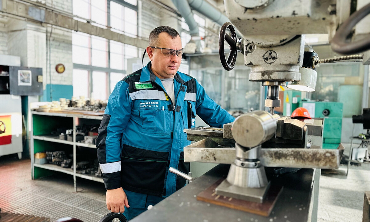 Фрезеровщик Алексей  Афанасьев / Фото Евгения Тюргашкина