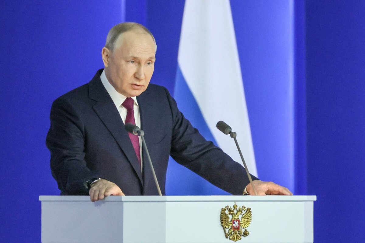    Владимир Путин заявил о необходимости нарастить выпуск отечественных товаров, лекарств и транспорта