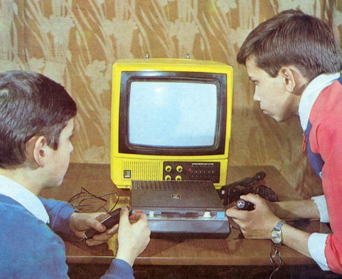 Первые игровые домашние консоли