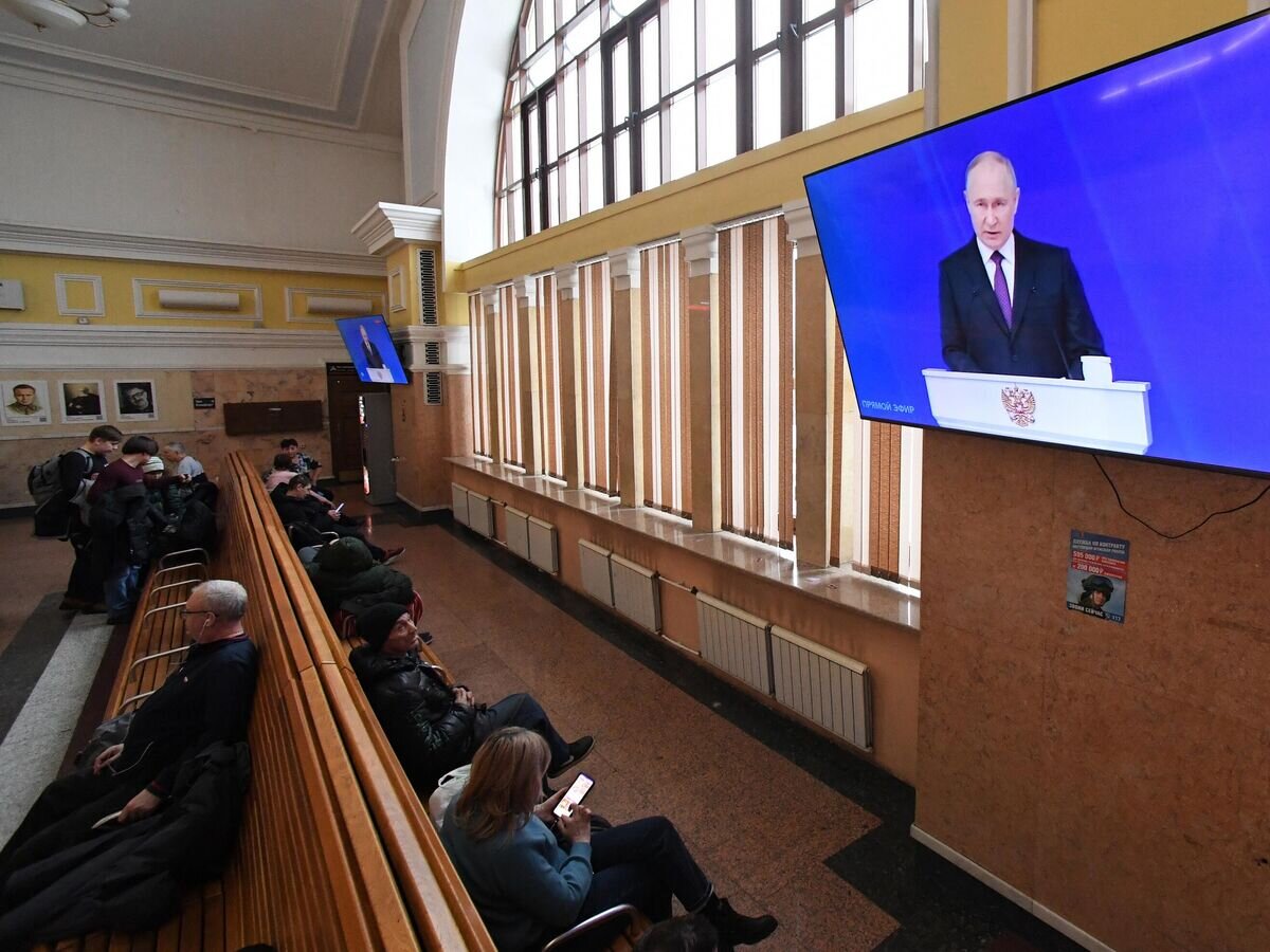    Трансляция ежегодного послания президента РФ Владимира Путина к Федеральному Собранию на железнодорожном вокзале Красноярска© РИА Новости / Илья Наймушин