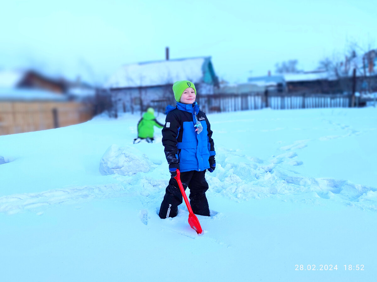 Вадюха, у которого на куртке висит какой-то тюлень, и Паша, который замеряет огород