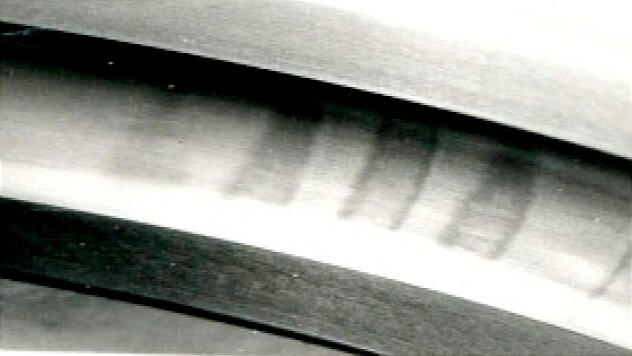 Прижоги, образованные при шлифовании деталей из закаленной стали.