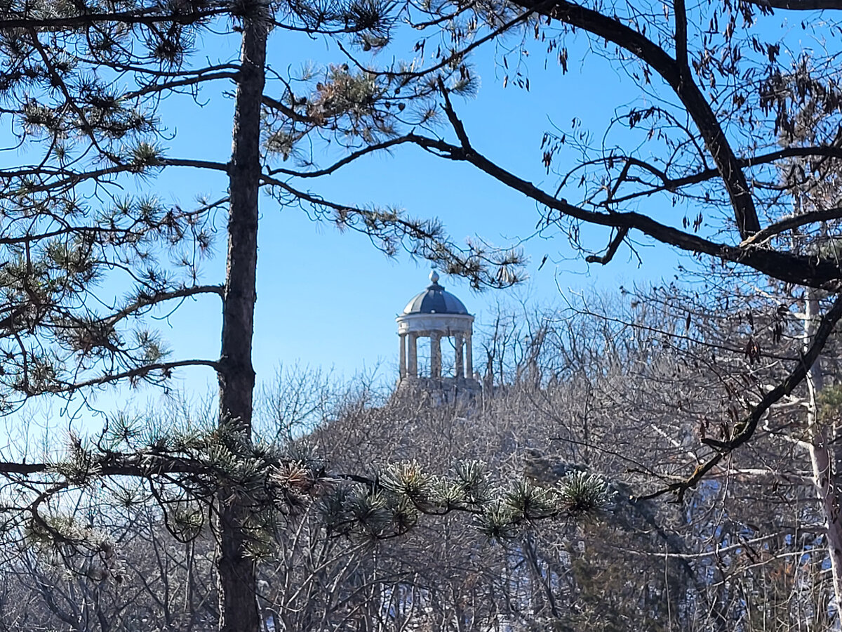 Фото автора. Эолова арфа - один из главных символов Пятигорска. А еще лермонтовское место. И еще отличная смотровая площадка. Но о ней подробнее как-нибудь в другой раз. А пока рассказываю об интересных моментах в истории развития города