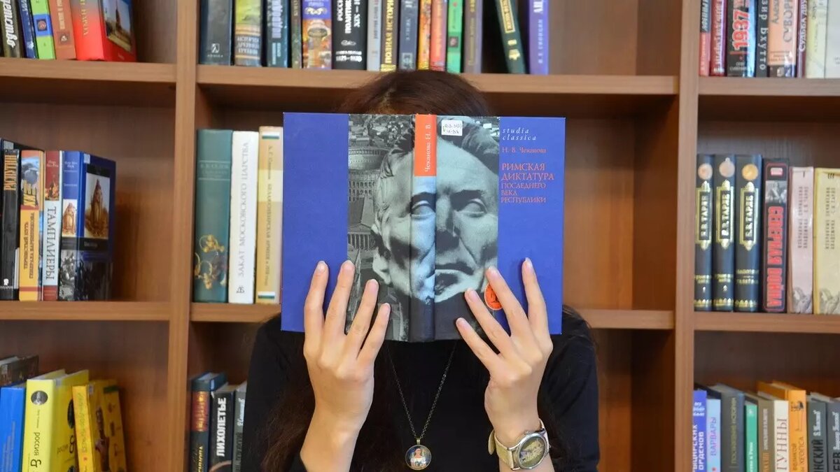     Библиотеки и книжные издательства постепенно убирают с полок литературу тех авторов, кто внесен в «иноагентские» списки. Причем, законодательство по этому вопросу толком не прописано, на местах действуют сами. Разбирались, что происходит с книгами в ХМАО.