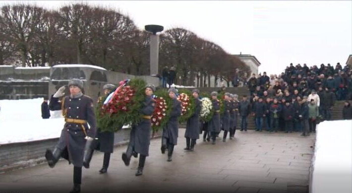Возложение участниками XII традиционного турнира по волейболу