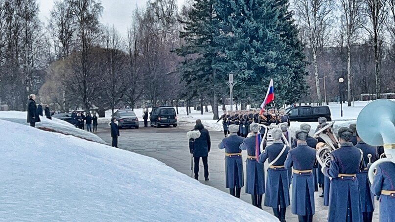 Президент России возложил венок к монументу "Мать-Родина"