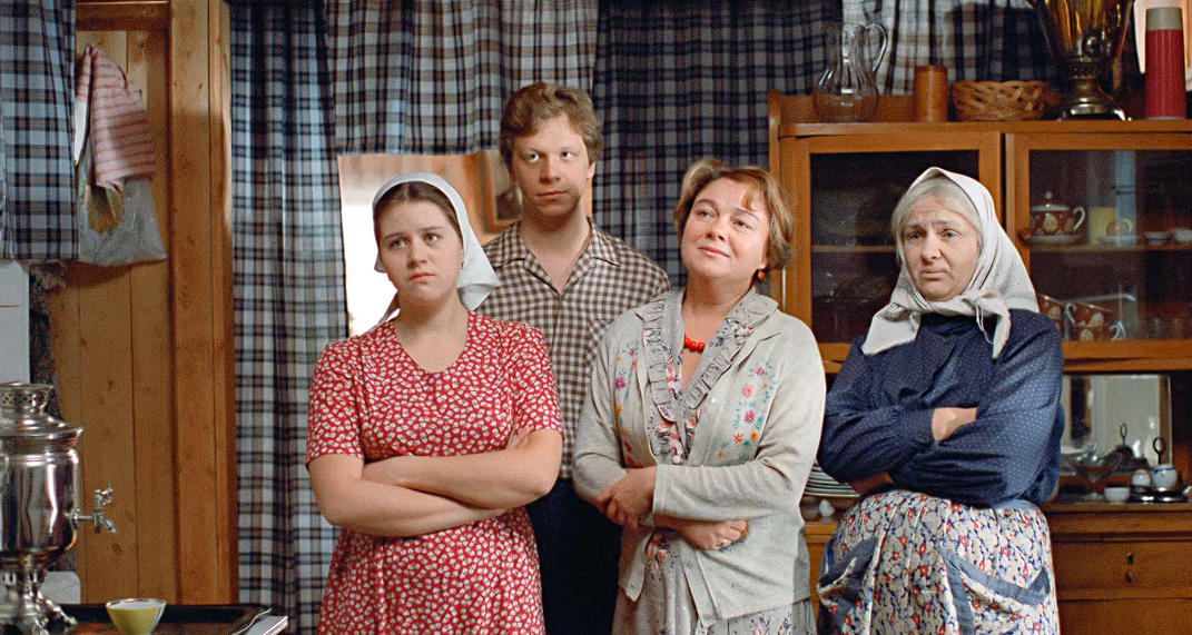 Кадр из фильма «Любовь и голуби», 1984, СССР