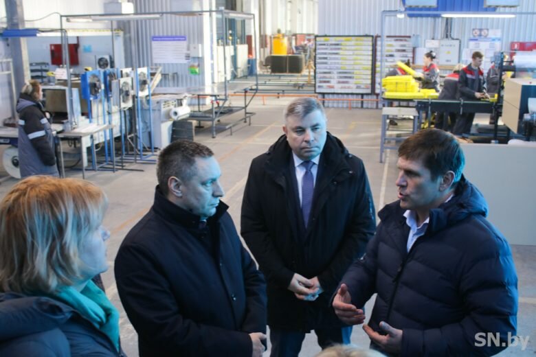 В феврале нашу производственную площадку в г. Светлогорске Республика Беларусь посетила рабочая группа руководителей и специалистов белорусских министерств и ведомств во главе с помощником президента РБ-инспектором по Гомельской области Юрием Горловым. В ходе этой встречи была оценена эффективность инвестиционной деятельности предприятия, развитие производственной базы, условия труда работников, потенциал предприятия по освоению отечественного рынка сбыта продукции и перспективы расширения экономического влияния на другие регионы и страны. 