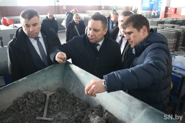 Директор Светлогорского завода сварочных электродов «Амета-Электрод» Максим Романенко провел ознакомительную экскурсию по производственным цехам по всем этапам, начиная с подготовки сырьевых компонентов и заканчивая упаковкой готовой продукции. Тем не менее коллектив предприятия совместно с российскими коллегами постоянно работают над организацией производства таким образом, чтобы удовлетворить спрос потребителей в высококачественной продукции. Качество продукции, условия труда работников и усилия коллектива по оперативному решению актуальных задач получили высокую оценку рабочей группы. В адрес предприятия поступил ряд предложений от белорусских министерств и ведомств по сотрудничеству в научной, экономической, инвестиционной и других областях.
