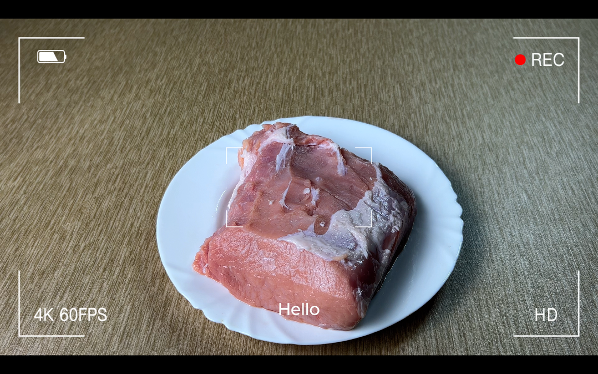 Для приготовления свиного рулета нам понадоиться 1кг свинины, нарезать, как показано на фото и хорошенько отбить. Добавить соль, перец по вкусу, 10г смесь перцев, 10г гранулированный чеснок и 20г сладкая паприка.