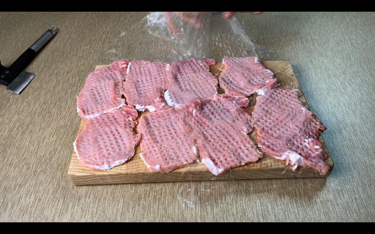 Для приготовления свиного рулета нам понадоиться 1кг свинины, нарезать, как показано на фото и хорошенько отбить. Добавить соль, перец по вкусу, 10г смесь перцев, 10г гранулированный чеснок и 20г сладкая паприка.