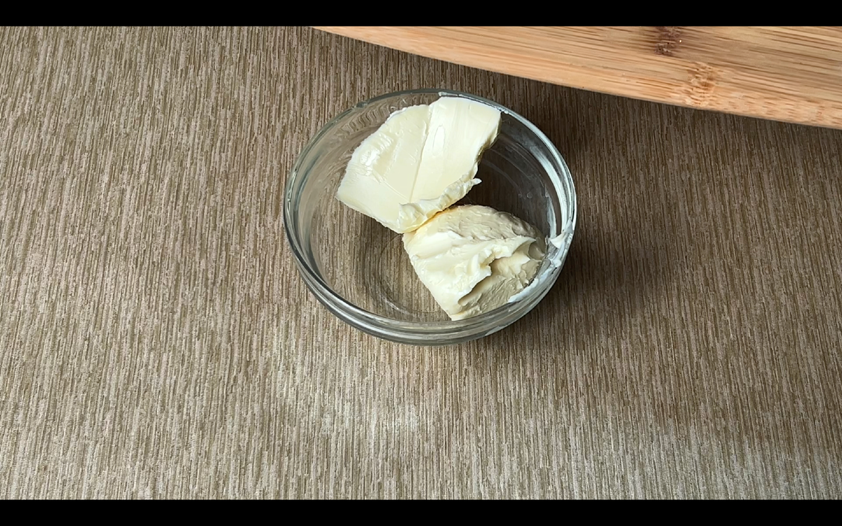 Теперь берем 100г сливочного масла, добавляем в к нему 40г мелко напезанного укропа, хорошо перемешиваем и намазываем на отбивные. Заворачиваем наши рулетики из свинины,как показано на фото.