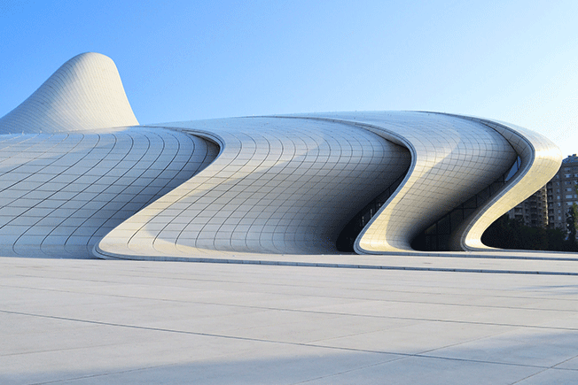 Центр имени Гейдара Алиева в Баку, источник: https://www.interior.ru/design/6624-zakha-khadid-pyat-myslej-o-proektirovanii-grubosti-i-mode.html 
