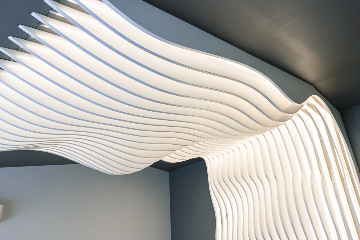 Потолок в параметрическом стиле, г. Тюмень, библиотека, в исполнении производственной компании ARTMOROSHKA.