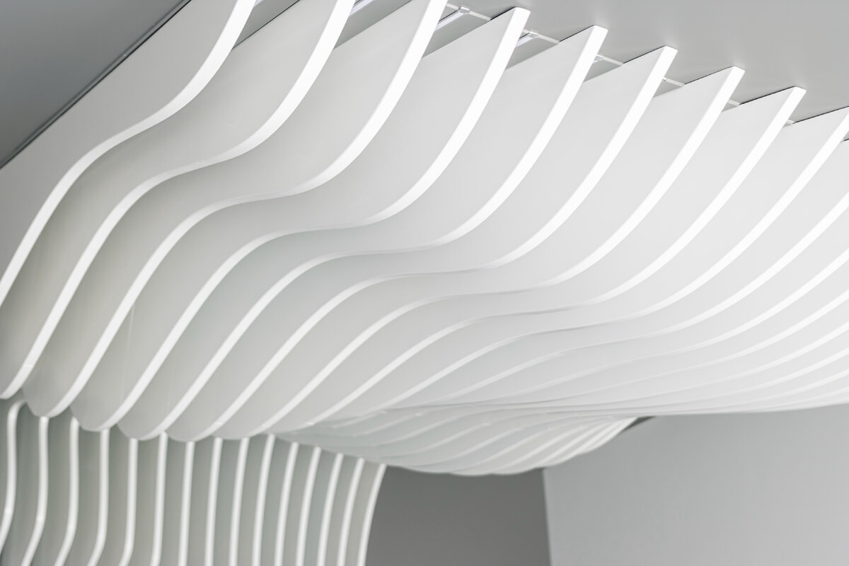 Потолок в параметрическом стиле, г. Тюмень, библиотека, в исполнении производственной компании ARTMOROSHKA.