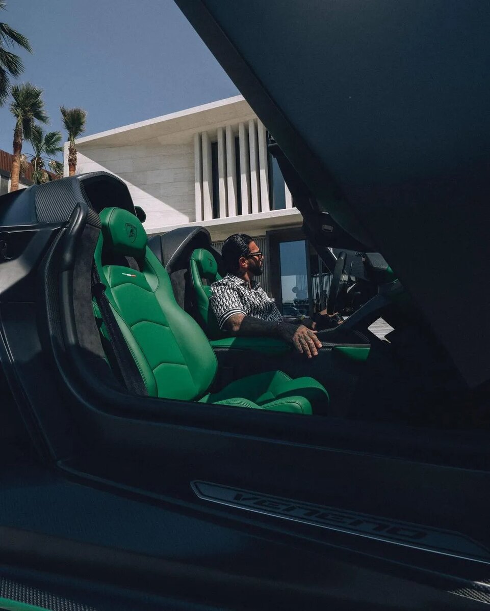 Пока кто-то хранит свои накопления в банках, наши герои инвестируют в машины. Собрали знаменитостей, которые могут похвастаться роскошным автопарком.-5