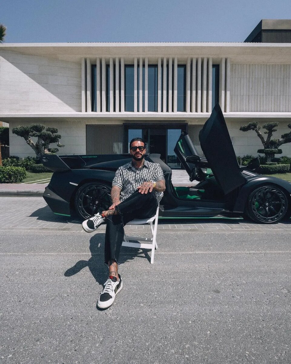 Пока кто-то хранит свои накопления в банках, наши герои инвестируют в машины. Собрали знаменитостей, которые могут похвастаться роскошным автопарком.-4