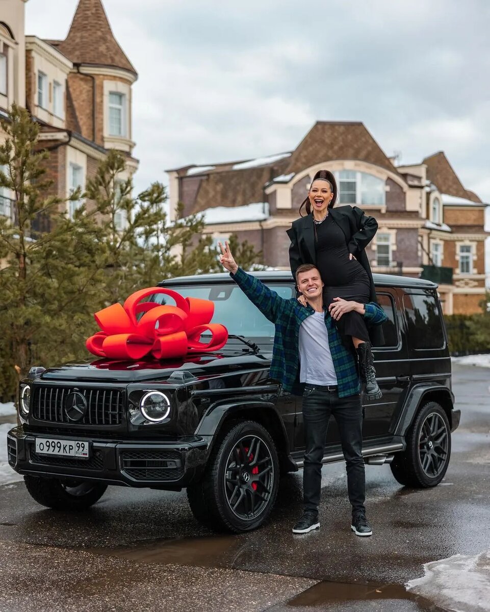 Пока кто-то хранит свои накопления в банках, наши герои инвестируют в машины. Собрали знаменитостей, которые могут похвастаться роскошным автопарком.-11