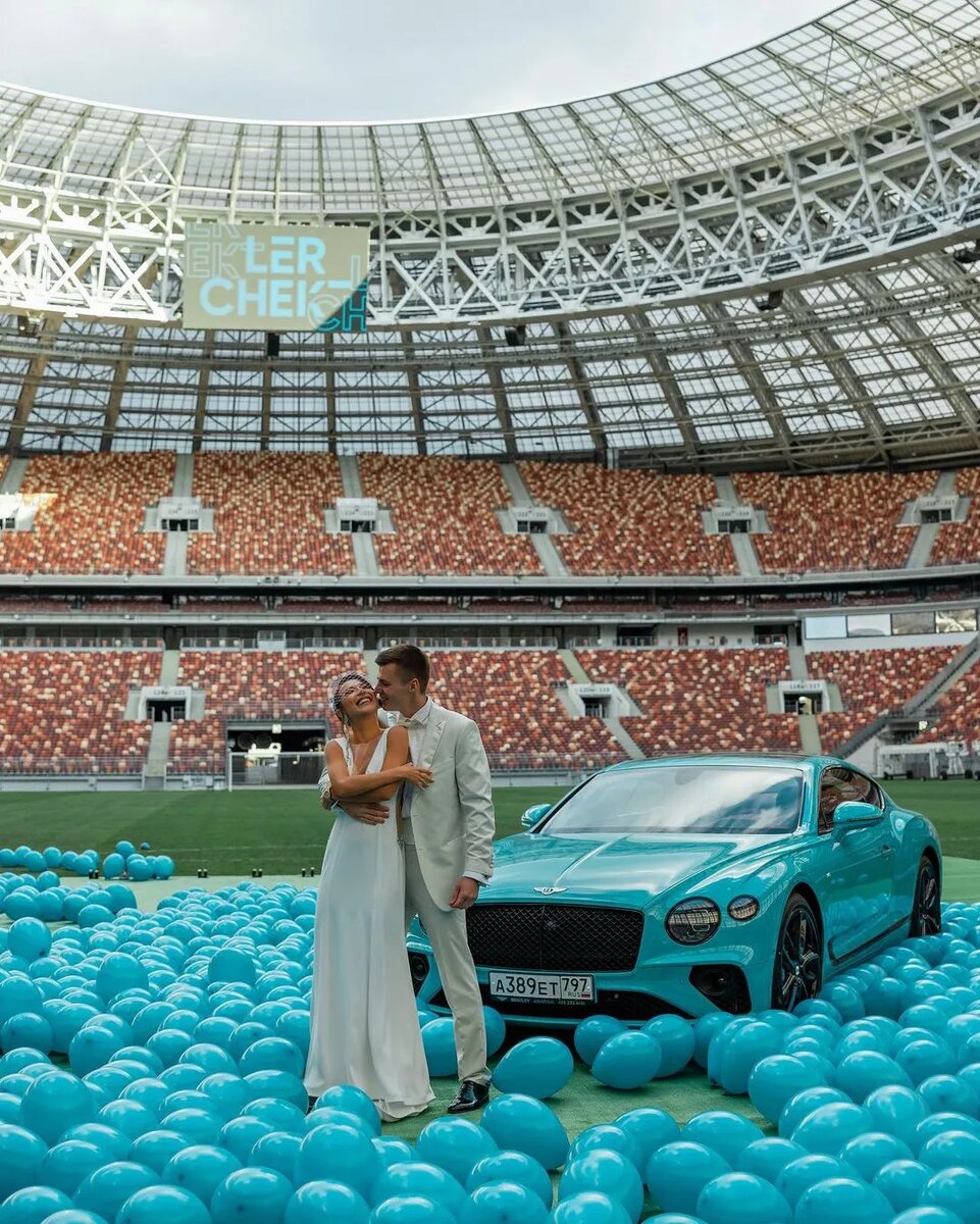 Пока кто-то хранит свои накопления в банках, наши герои инвестируют в машины. Собрали знаменитостей, которые могут похвастаться роскошным автопарком.-9