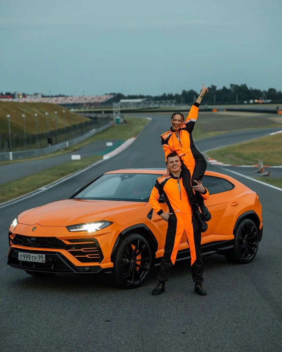 Пока кто-то хранит свои накопления в банках, наши герои инвестируют в машины. Собрали знаменитостей, которые могут похвастаться роскошным автопарком.-10