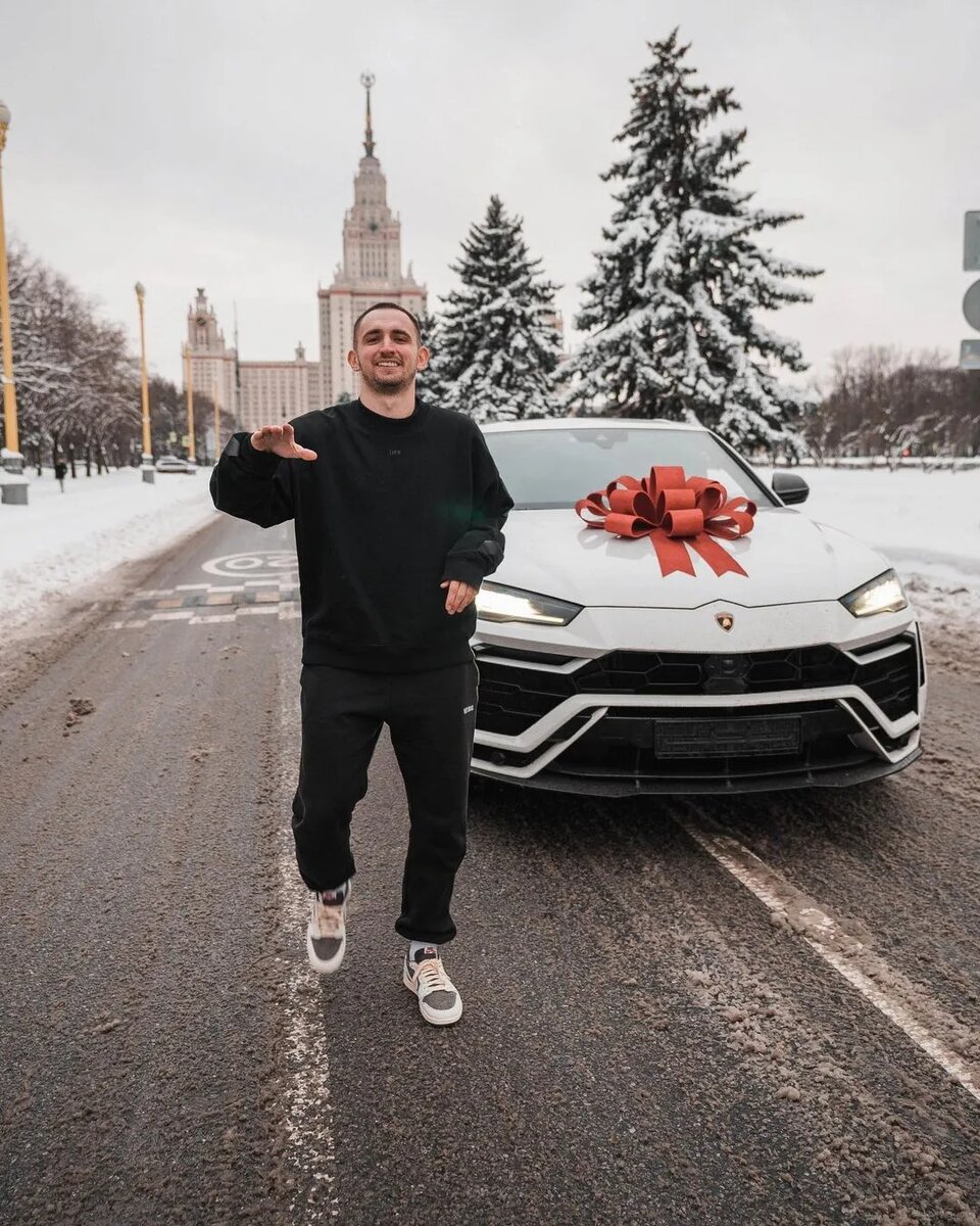 Пока кто-то хранит свои накопления в банках, наши герои инвестируют в машины. Собрали знаменитостей, которые могут похвастаться роскошным автопарком.-18