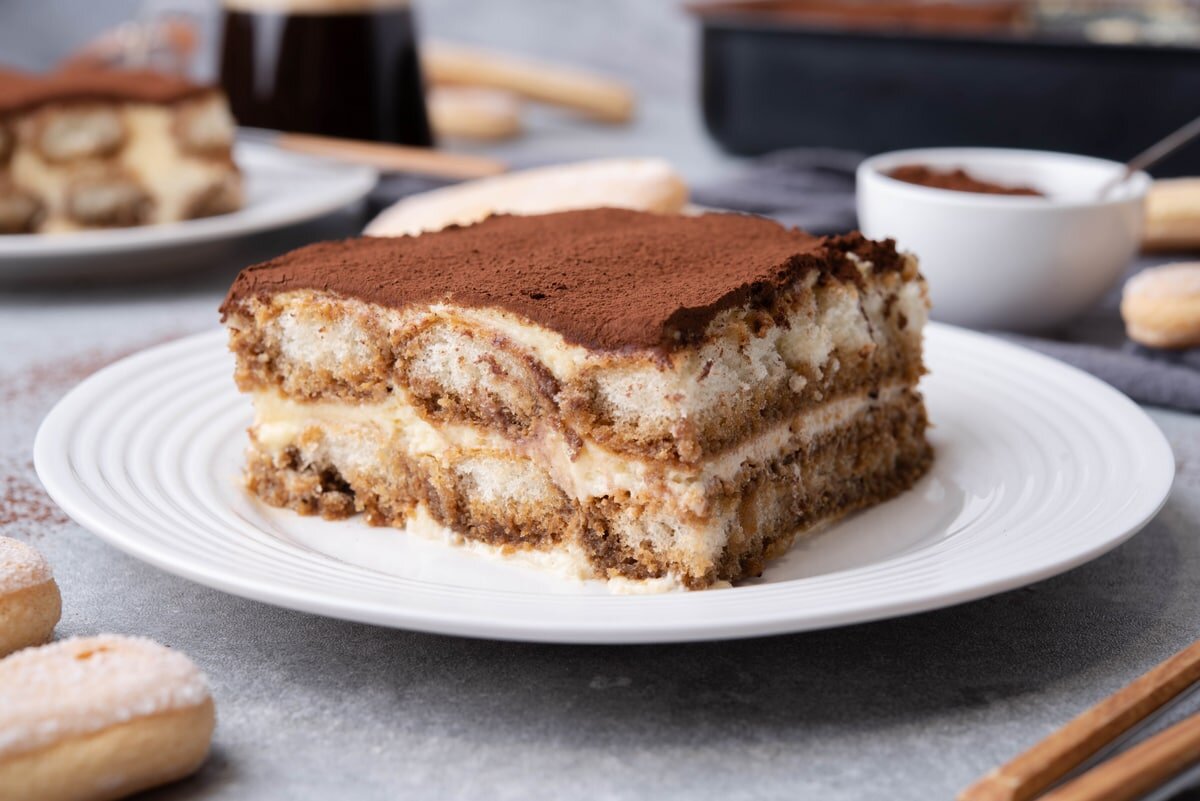 Тирамису что такое тирамиса. Тирамису Лайт. Tiramisu Recipe. Italian Tiramisu. Тирамису фото в квадратной форме.