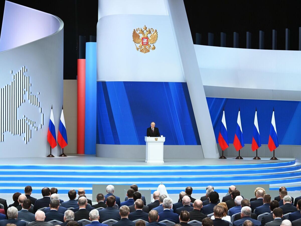    Президент РФ Владимир Путин обращается с посланием к Федеральному собранию© РИА Новости / Максим Блинов