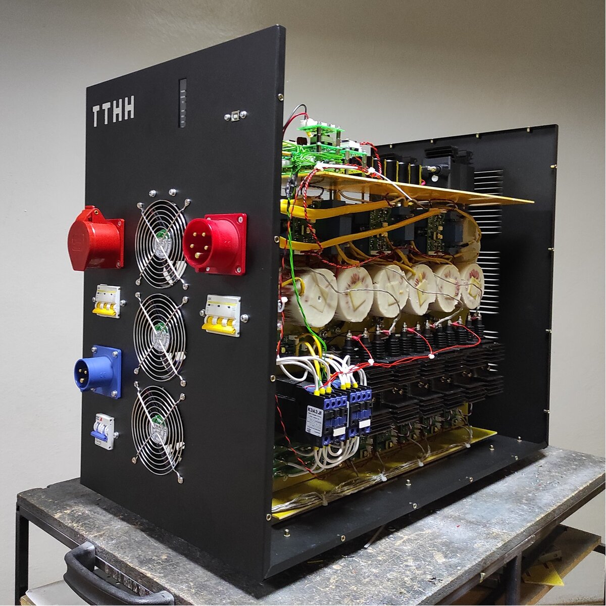 «Твердотельный трансформатор способен заменить обычные трансформаторы в системах электроснабжения, обеспечивая требуемый функционал, необходимый для интеллектуальных электрических сетей нового поколения. Созданный опытный образец твердотельного трансформатора низкого напряжения обладает широкими возможностями и обеспечивает питание потребителей 0,4 кВ от двух независимых источников переменного и постоянного напряжения без дополнительных преобразователей и контроллеров. Модульная конструкция позволяет увеличить количество подключаемых источников в зависимости от требований заказчика», - рассказала Елена Соснина, руководитель проекта, доктор технических наук, профессор кафедры «Электроэнергетика, электроснабжение и силовая электроника» ИНЭЛ НГТУ им. Р.Е. Алексеева. 