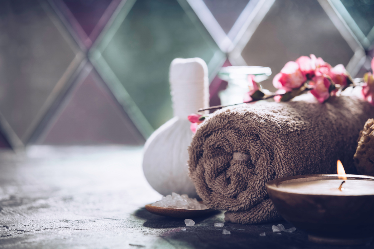 Источник: https://ru.freepik.com/premium-photo/close-up-illuminated-tea-light-by-rolled-towel-table_130390470.htm#fromView=search&page=1&position=7&uuid=81335b9d-8e9a-4667-b495-9dc26074cd4b&query=%D1%81%D0%BF%D0%B0