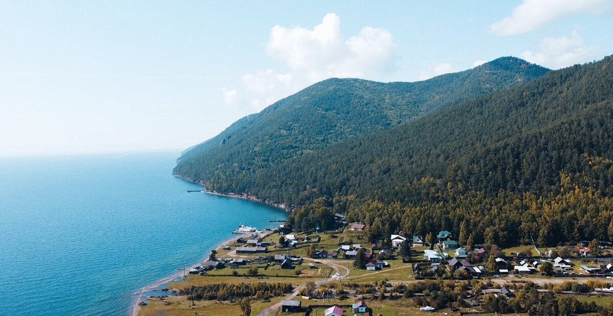 Озеро Байкал, как магнит, притягивает путешественников со всех уголков мира своей величественной красотой.