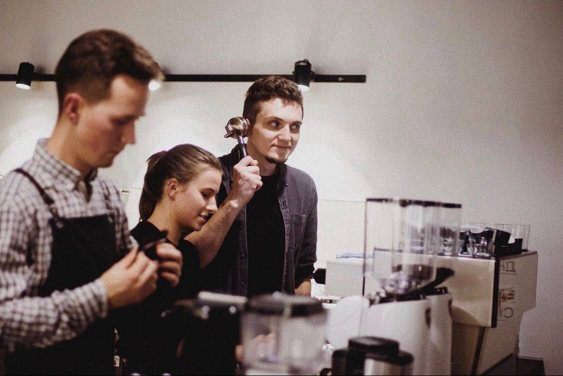 Антон (слева) и Максим (справа) за работой