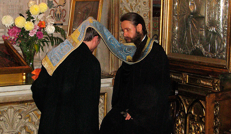 Как исповедоваться первый. Как исповедоваться первый. Памятка для исповеди. Аналой для исповеди. Исповедь в храме.