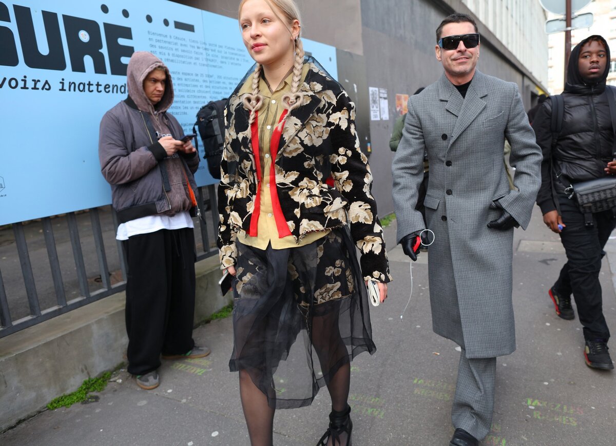 Образ смотрится супер-свежим на фоне классики, конфликтующей со стилем улиц.