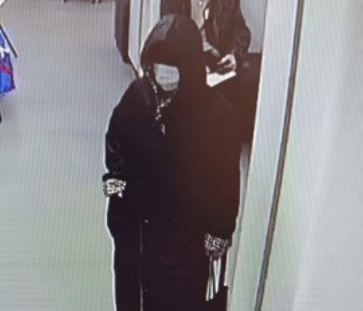    В Курске ищут женщину, укравшую крупную сумму денег с похищенной карты