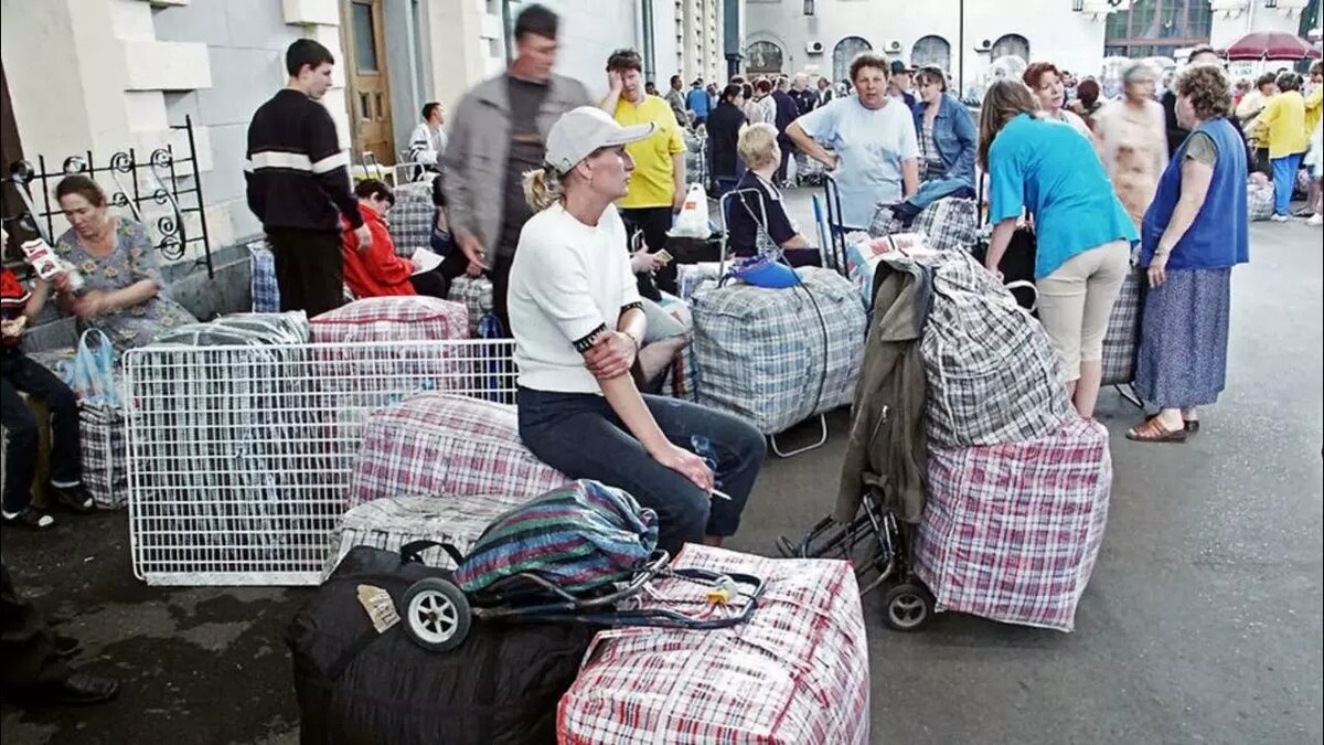     Один из банков Казахстана накануне приостановил операции по картам «Мир». В пресс-службе не стали скрывать, что причина — в страхе вторичных санкций со стороны США. Экономист Игорь Николаев объясняет, как блокировка карты «Мир» повлечет ущерб для всего челночного бизнеса в России.