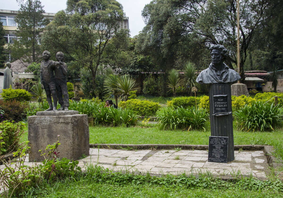 Памятник Пушкину в Аддис-Абебе (Эфиопия) - сооружен в 2002 году