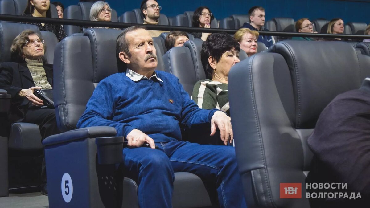     Десятки волгоградцев посмотрели послание Владимира Путина Федеральному Собранию на большом экране в кинотеатре. «НовостиВолгограда.ру» узнали мнение зрителей о речи президента и формате мероприятия.