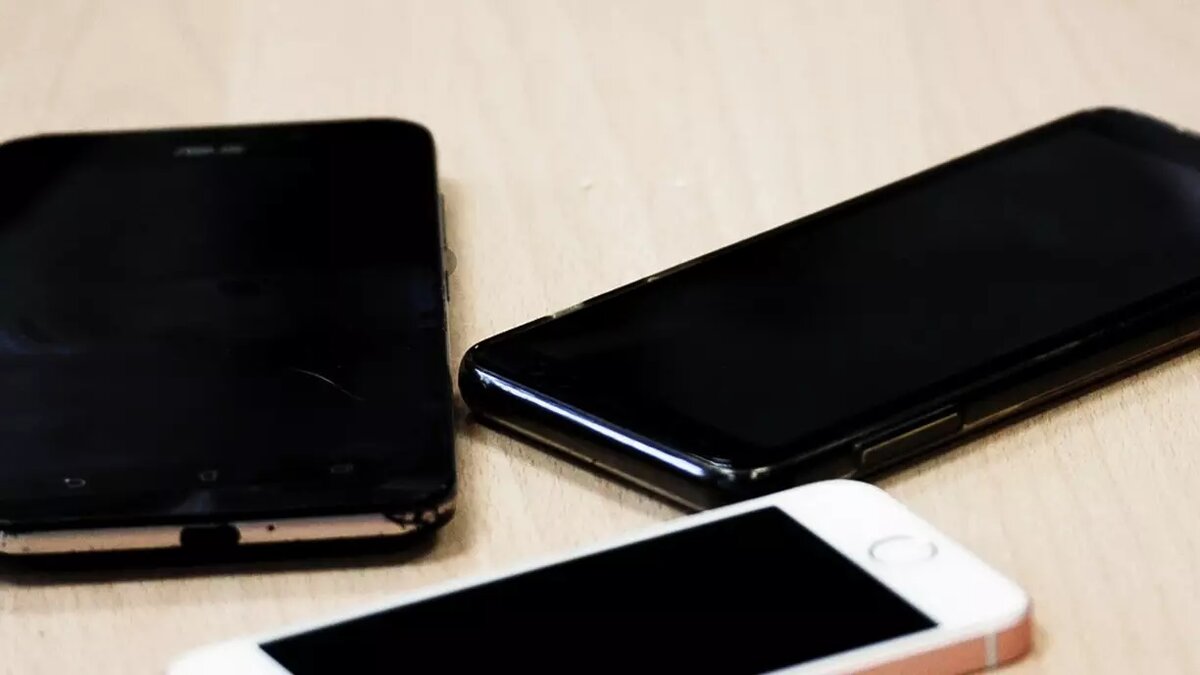     Сегодня многие телефоны марки Xiaomi превратились в «кирпич» — устройства не подают признаков жизни и не реагируют ни на одно требование. «Наш город» обратился в сервисный центр, чтобы узнать, в чем дело.