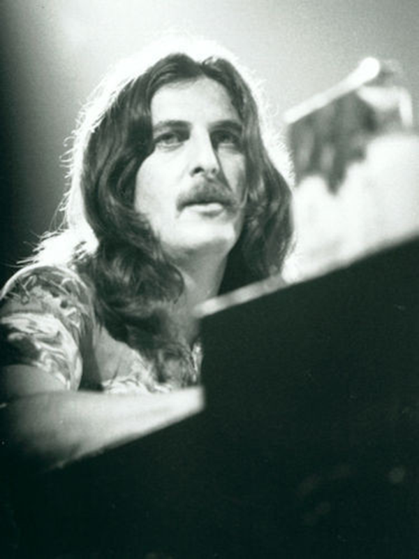 Клавишник, вокалист, гитарист, тромбонист и композитор Phil Ryan.