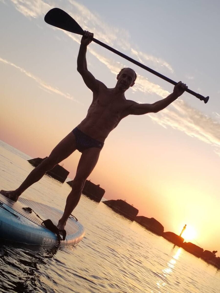 ЗОЖ - это наслаждение жизнью. История доказывает, что можно оставаться счастливым даже в самых нечеловеческих условиях. Достаточно вспомнить Виктора Франкла, который умудрялся не только сам сохранять жизнелюбие, но и помог сотням людей в концлагере достичь того же. А если человек жалуется на все подряд, даже на погоду или слишком холодный чай, можно только посочувствовать. Ведь в таком случае идеальных условий для счастья никогда не получится создать. Можно менять то, на что мы способны влиять. А все остальное важно воспринимать как данность. И стараться находить радость в каждом мгновении. Это - особое искусство, продлевающее жизнь.