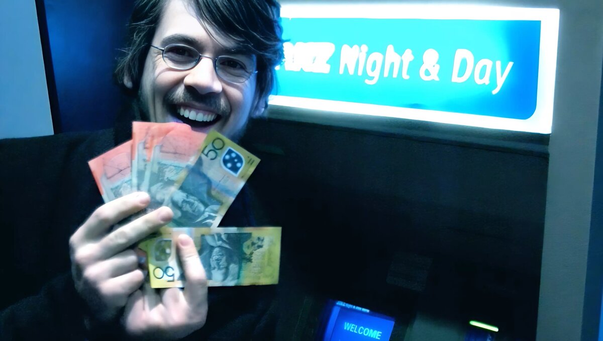     В 90-е годы в Ростове торговцев инвалютой можно было встретить на рынках и в прочих злачных местах. А что сейчас? Об этом корреспонденту RostovGazeta профессор кафедры политэкономии и экономической политики ЮФУ, доктор экономических наук Юрий Туманян.