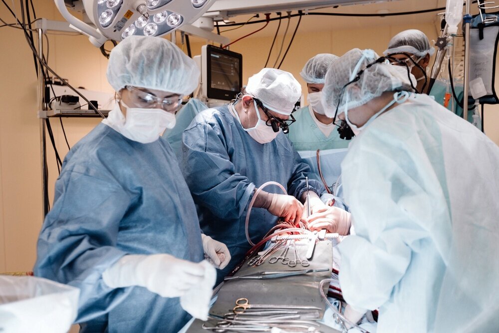    У операционного стола Александр Чернявский (в центре) и его команда. / ФГБУ "НМИЦ им. ак. Е.Н. Мешалкина"