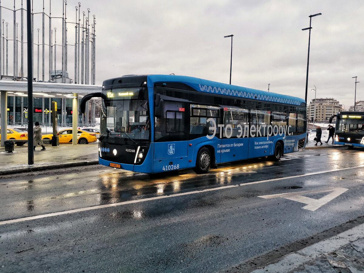 Вышел на я на "Киевской" и начал фотографировать утренний понедельничный транспорт. Вот электробус 410268 КамАЗ-6282 на маршруте № 91к. Площадь Европы у Киевского вокзала.