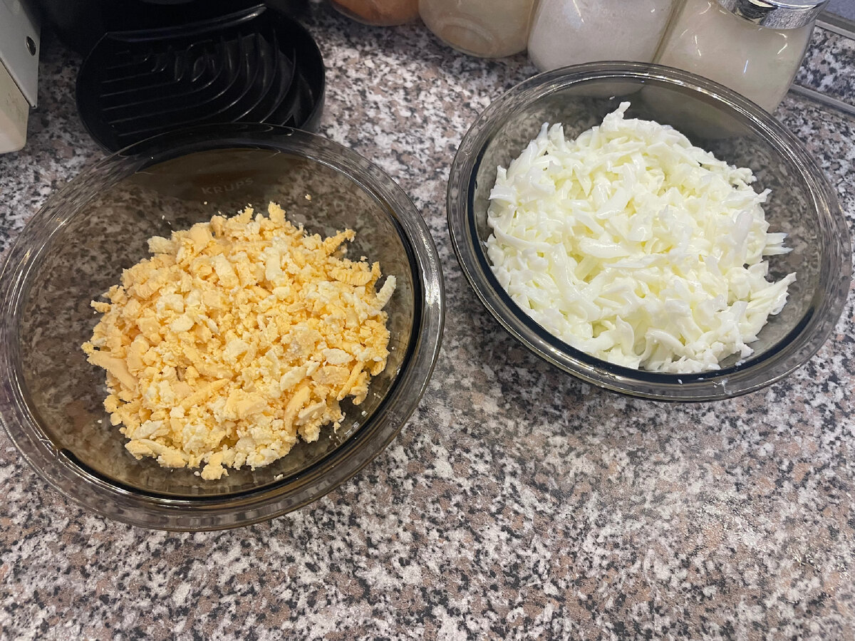 Салат мимоза с тунцом. Мимоза салат наполеон. Салат торт мимоза. Салат мимоза с сайрой. Салат мимоза.