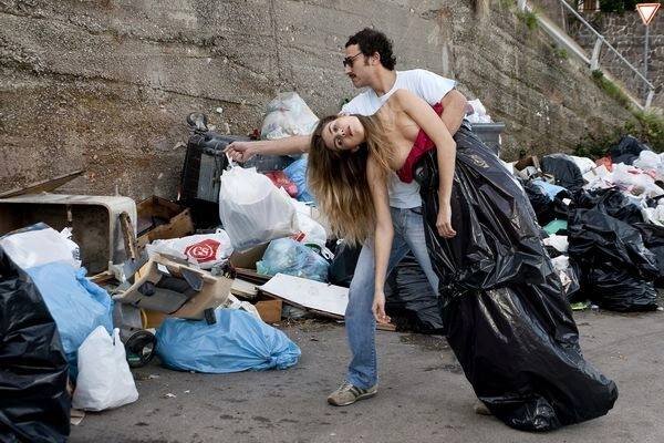 Красивых женщин патриархия выкидывает на помойку, выжав из них все соки. Некрасивых сразу. "Тайные виды на гору Фудзи" Пелевин