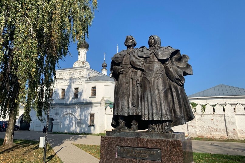Памятник Петру и Февронии в Муроме. Фото «Лечу над Миром»