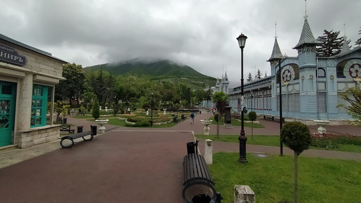 Парк «Цветник», ранее — Николаевский цветник, — достопримечательность в Пятигорске на проспекте Кирова, Ставропольский край. ЛИСТАЙТЕ ФОТО ---> далее