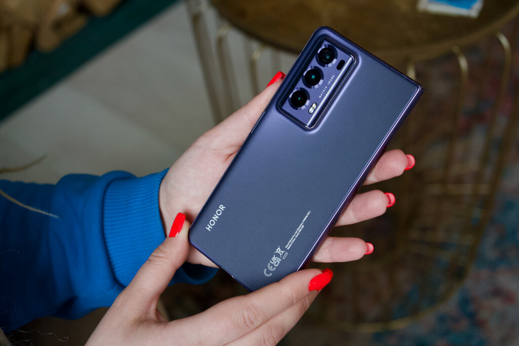    HONOR Magic V2